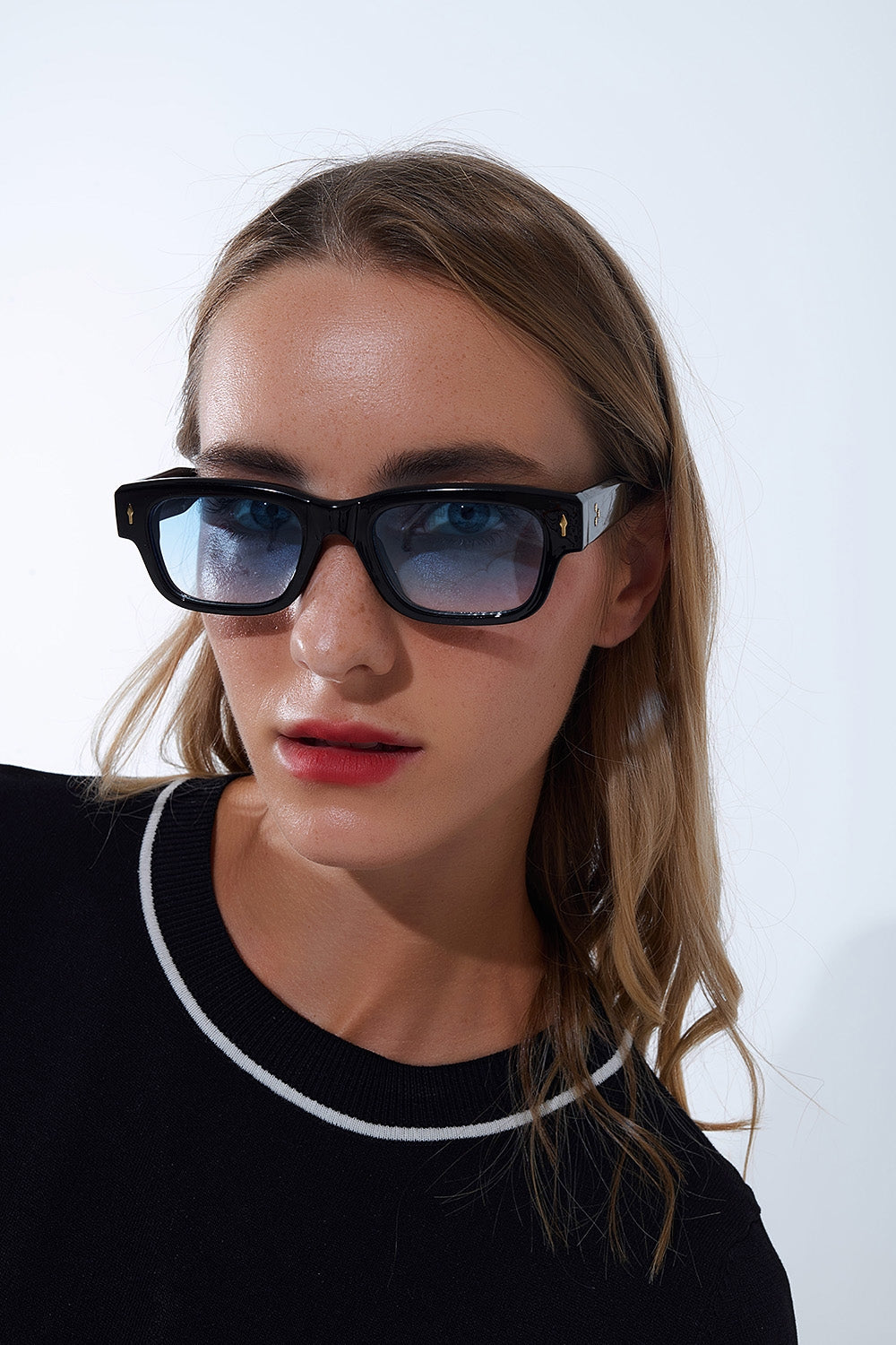 Black sunglasses with oval frame with gold detail and blue glass