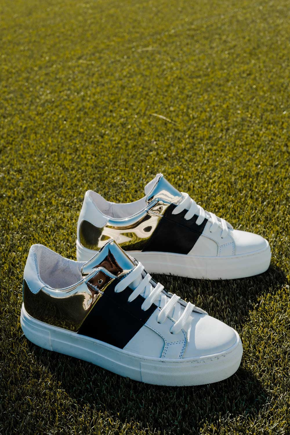 Chunky sneakers in black and gold