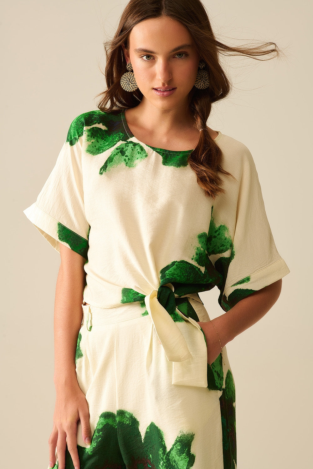 Q2 Cropped Blouse With Floral Print in Green Tied At The Waist