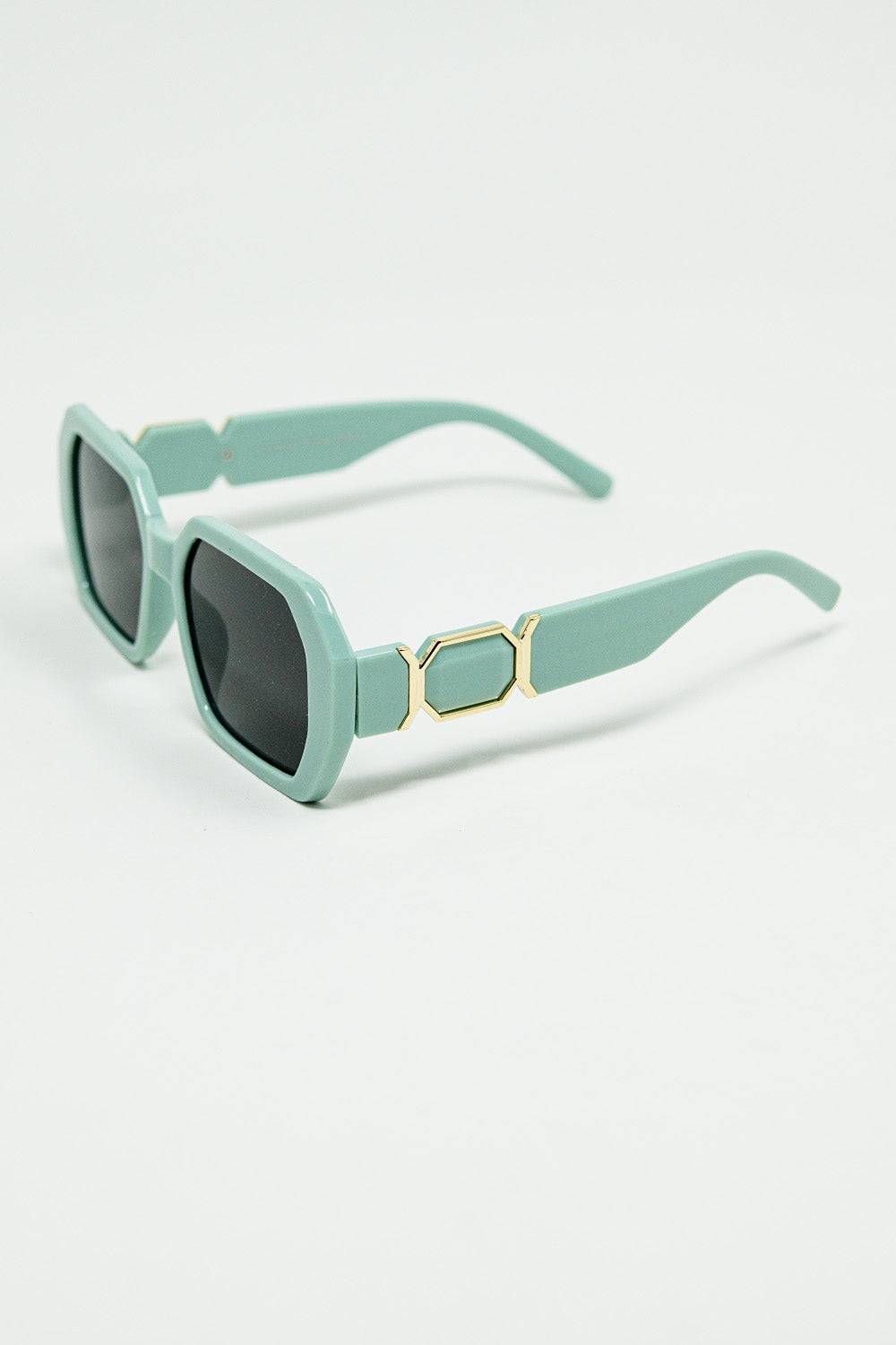 Diamond-Shaped Sunglasses with light Emerald Lenses