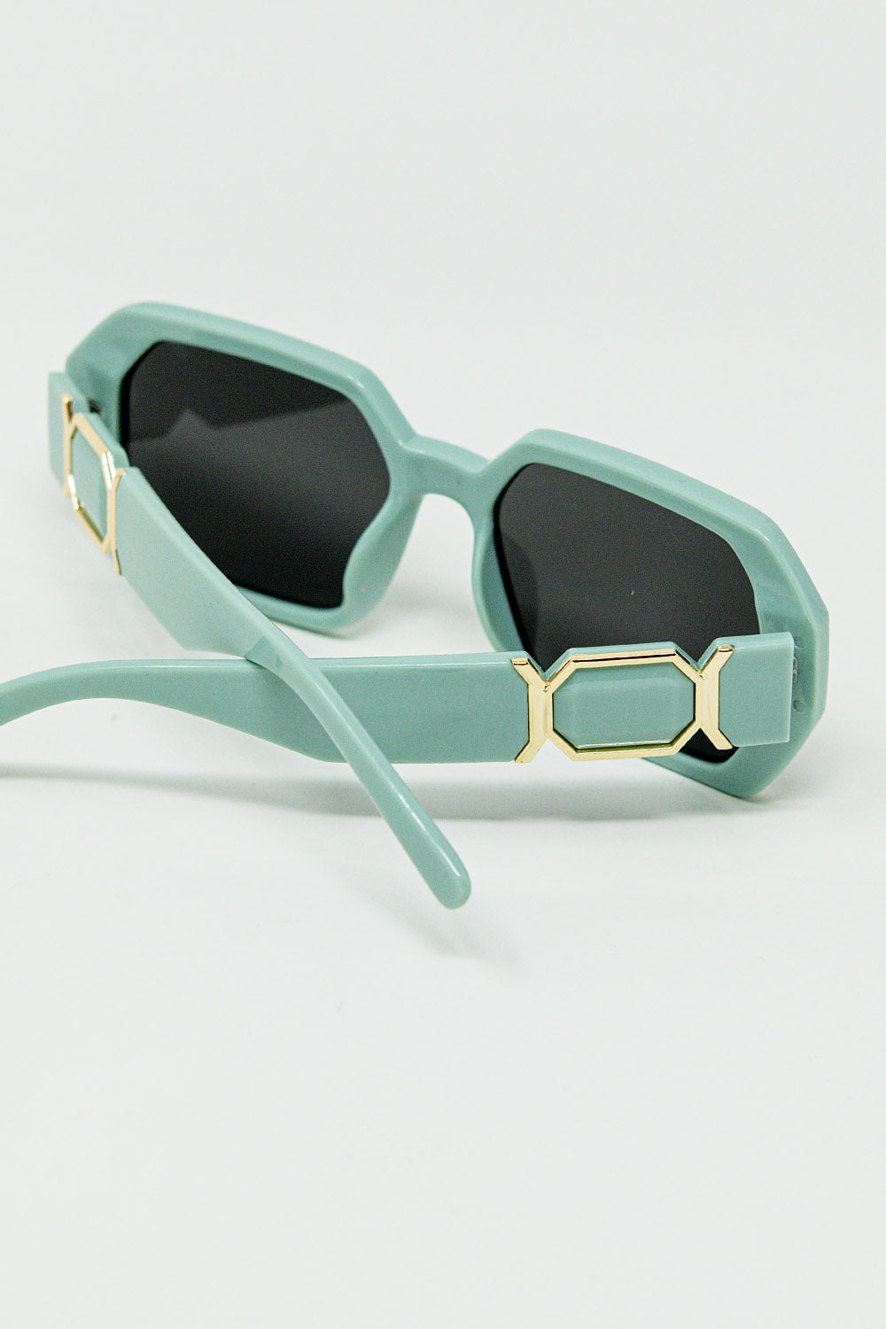 Diamond-Shaped Sunglasses with light Emerald Lenses