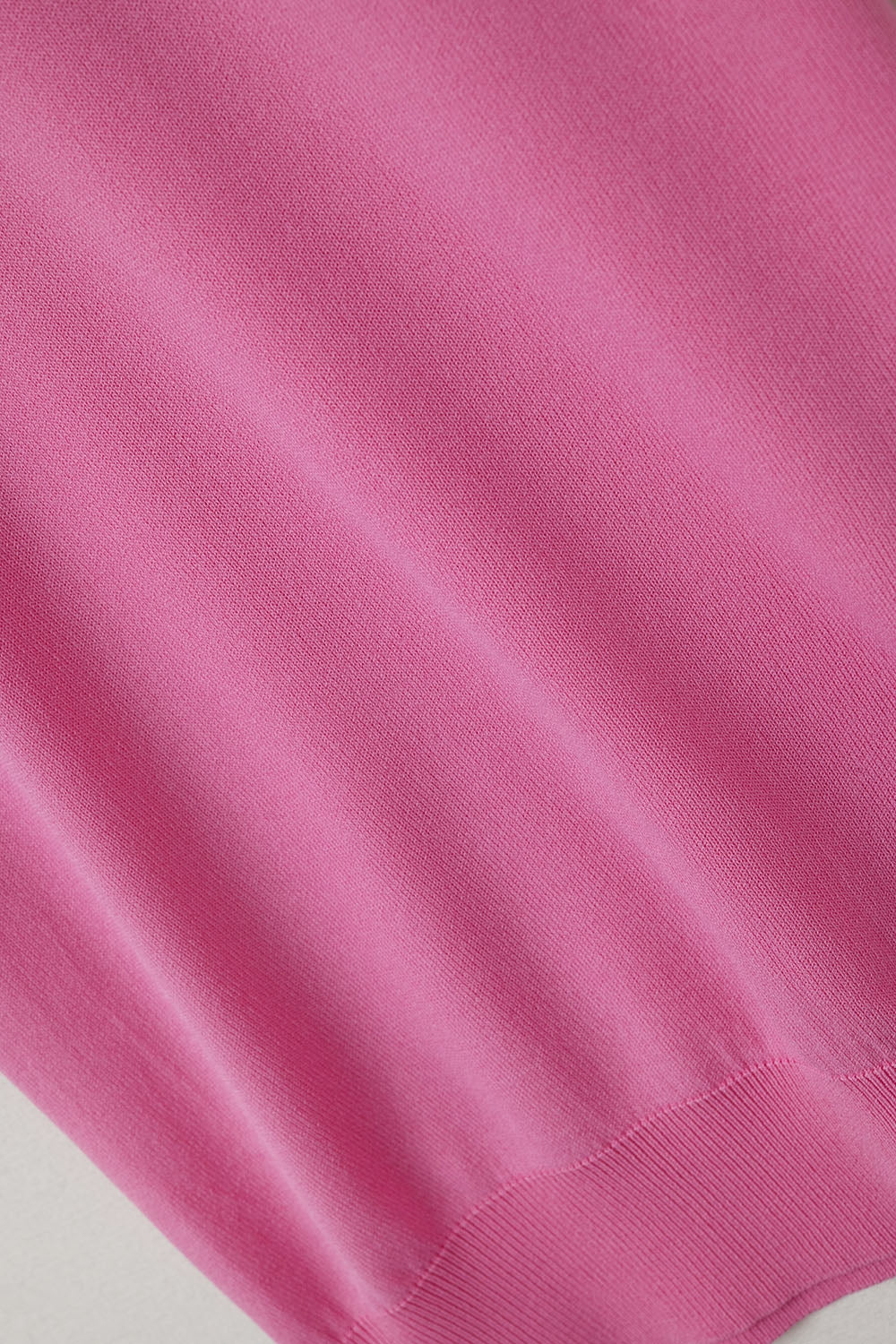 Fucshia turtleneck sweater with fitted short sleeves