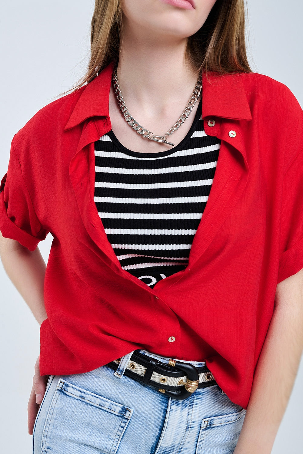 Red shirt with short sleeves and pleat on the sleeve