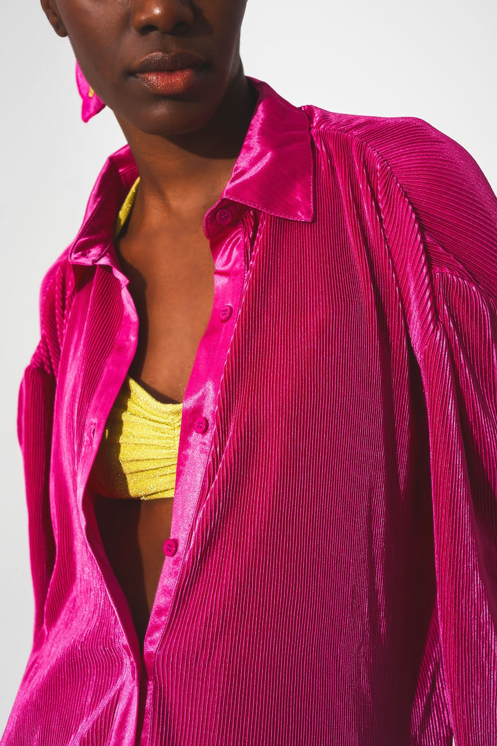 Relaxed pleated satin shirt in fuchsia