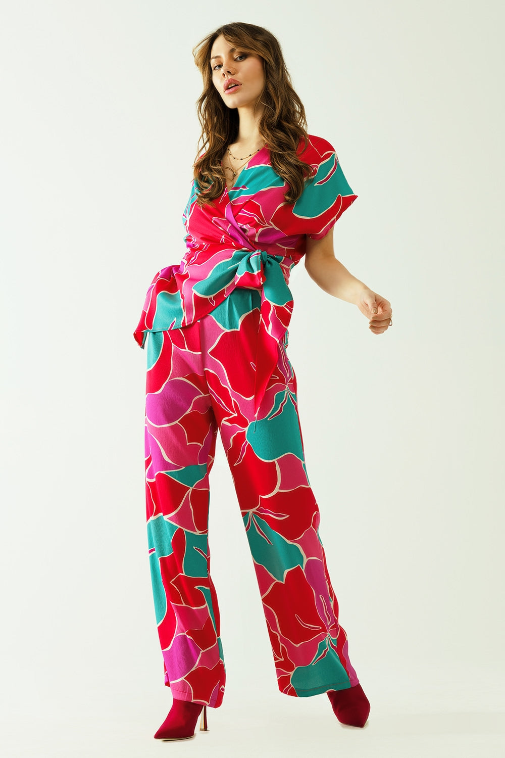 Satin Short sleeves top with floral design and a knot detail