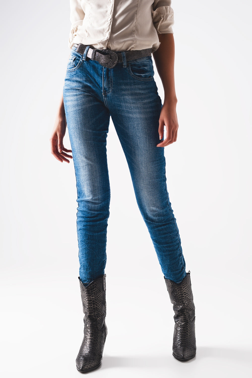 Skinny jeans in distressed blue