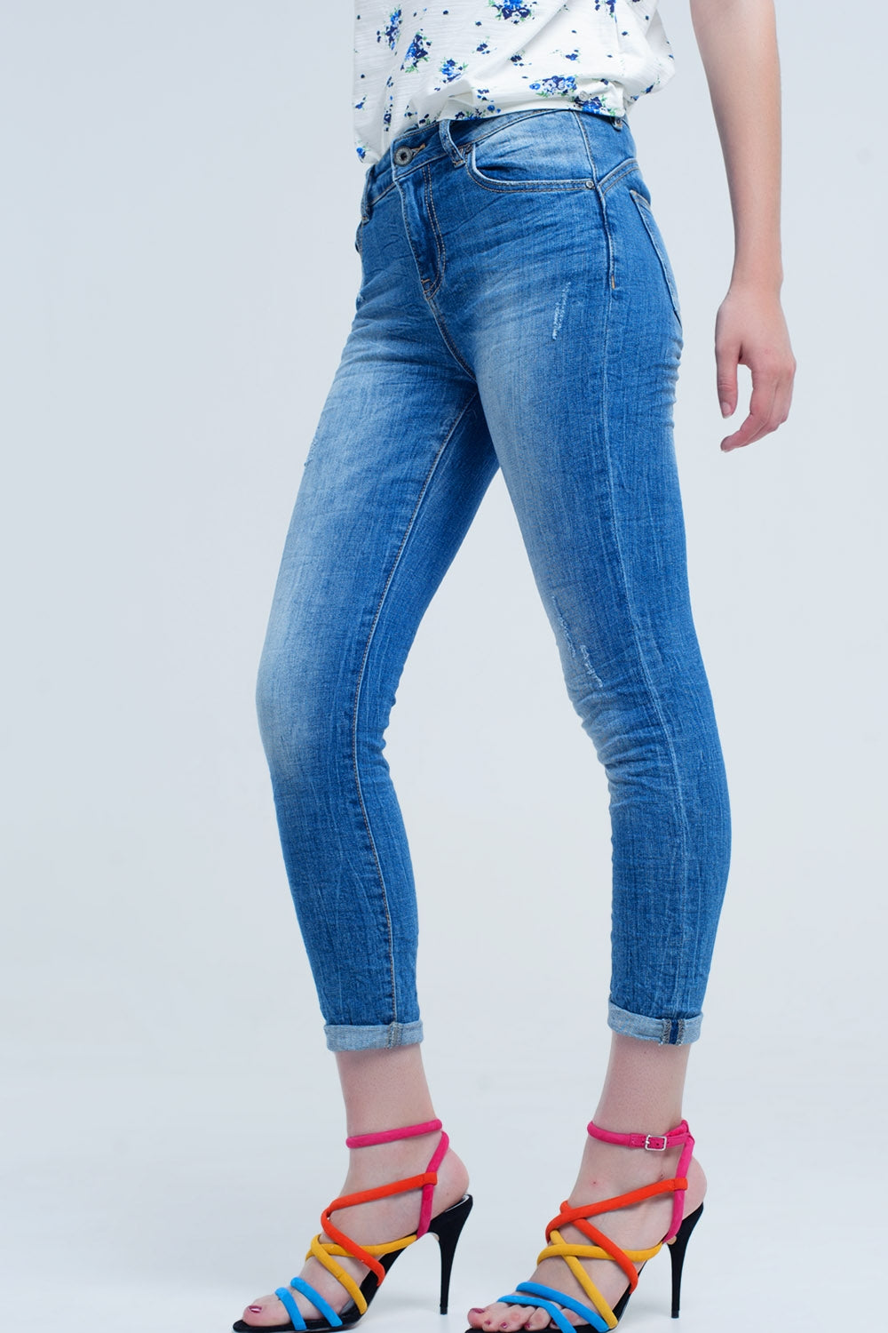 skinny jeans with worn color and wrinkles