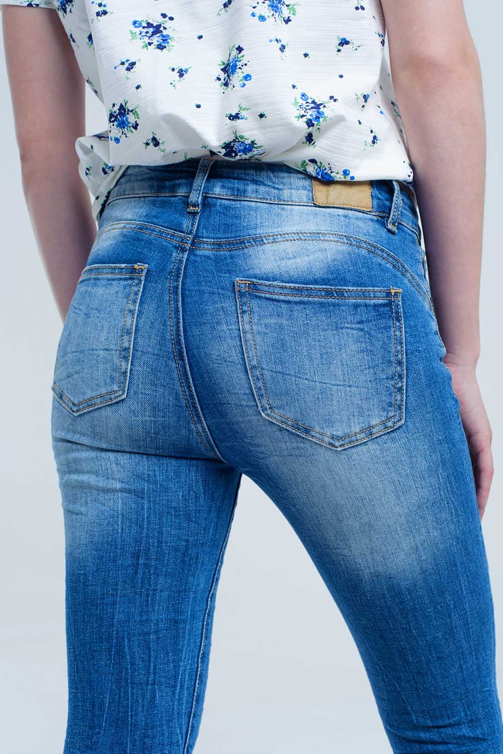 skinny jeans with worn color and wrinkles