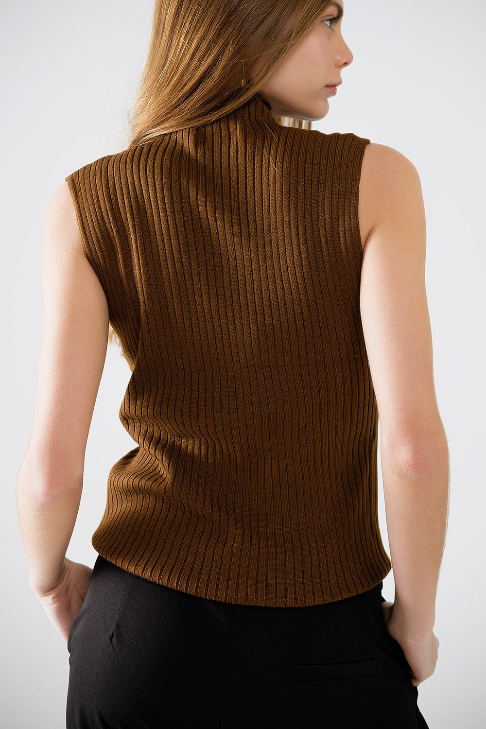 Sleeveless fine knit wool sweater in brown
