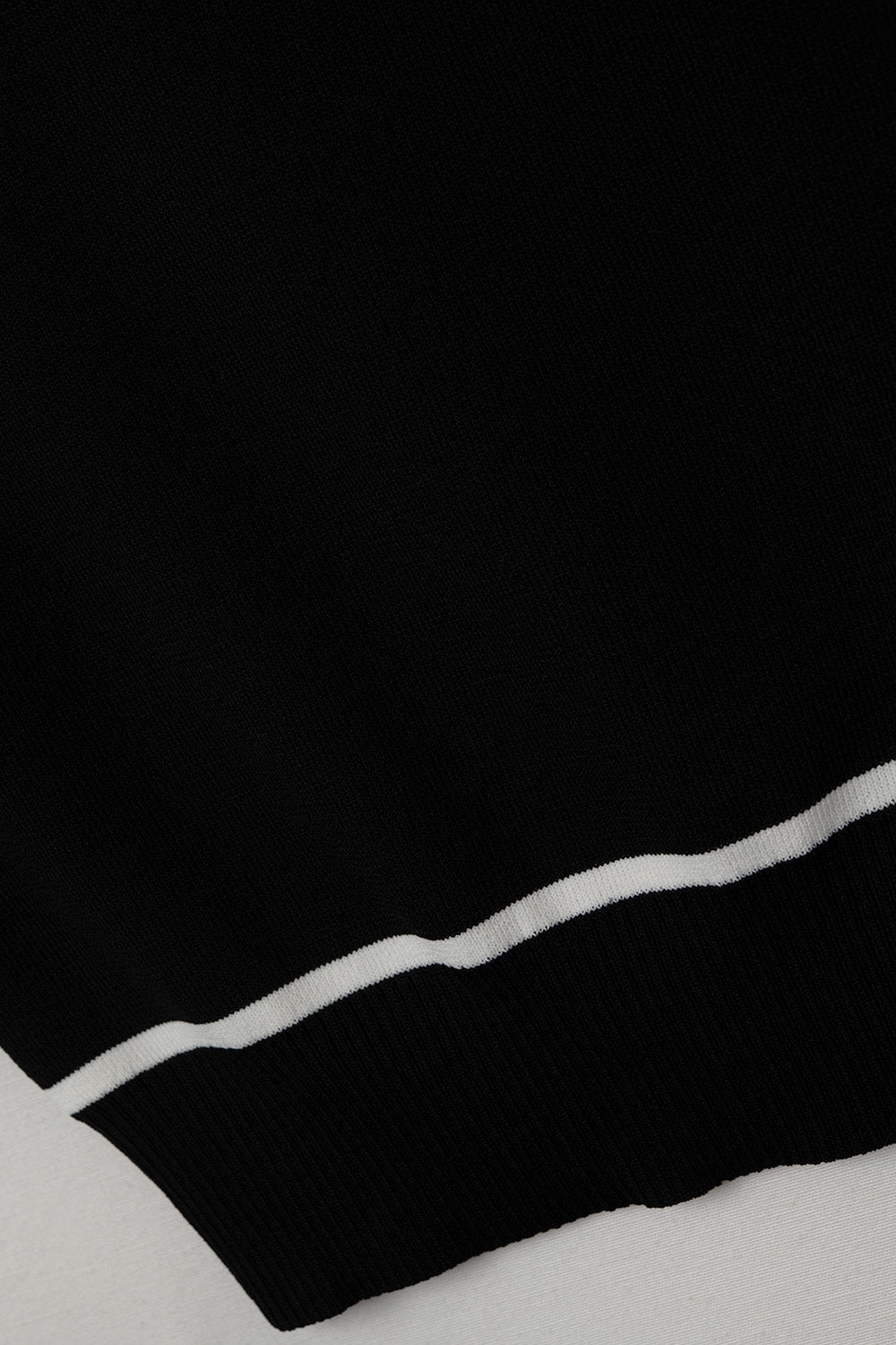 Sleeveless Sweater In Black Featuring detail White Lines