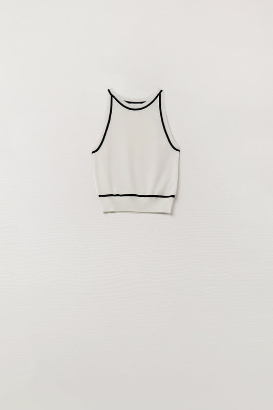 Q2 Sleeveless Sweater In White Featuring Black Lines On The Outside