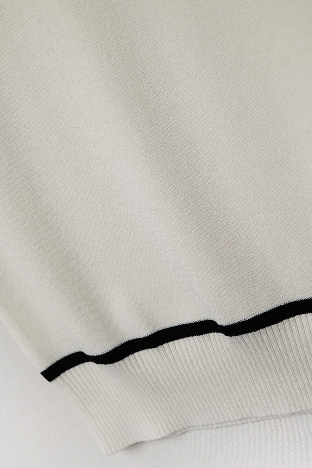 Sleeveless Sweater In White Featuring Black Lines On The Outside