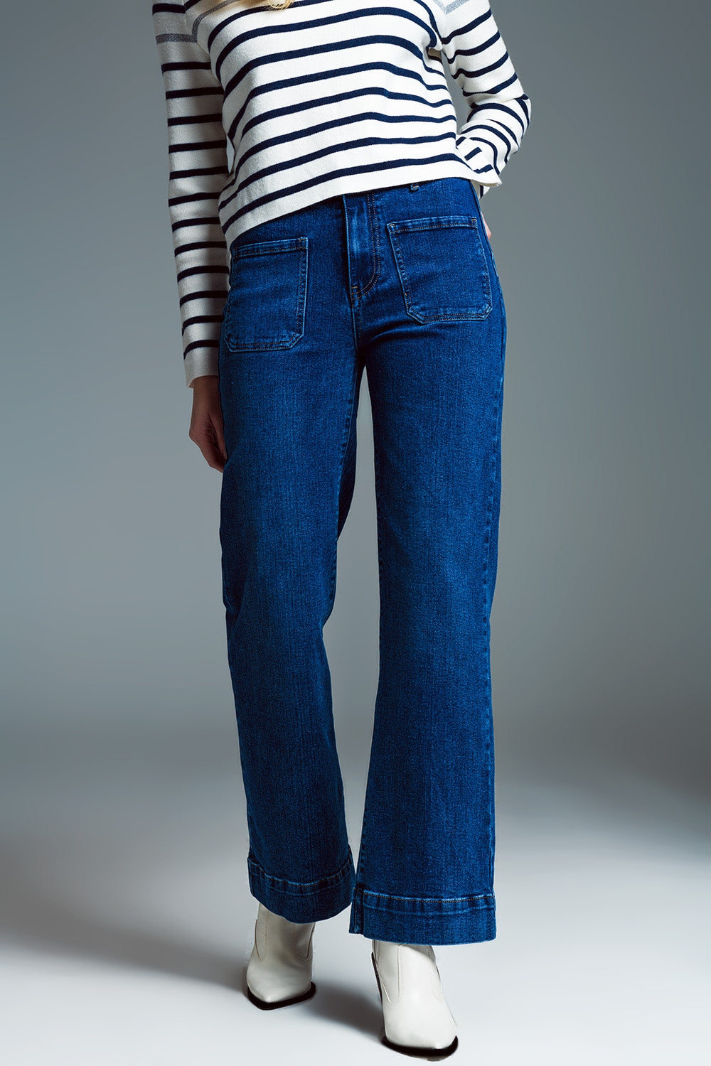 Straight Leg Jeans With Front Marine Style Pockets in Mid Wash