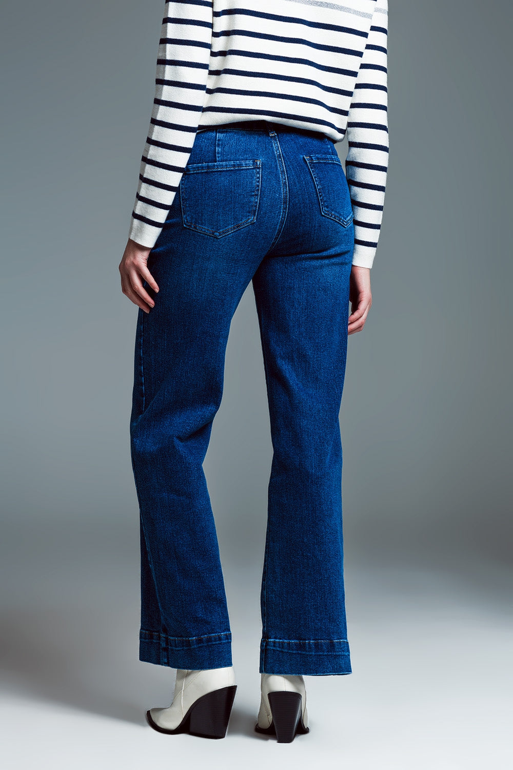 Straight Leg Jeans With Front Marine Style Pockets in Mid Wash
