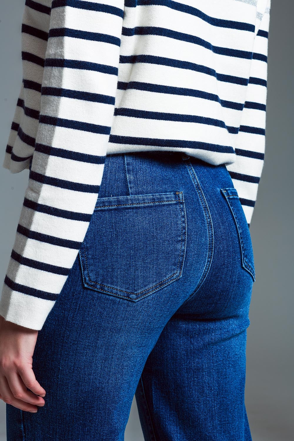 Straight Leg Jeans With Front Marine Style Pockets in Mid Wash