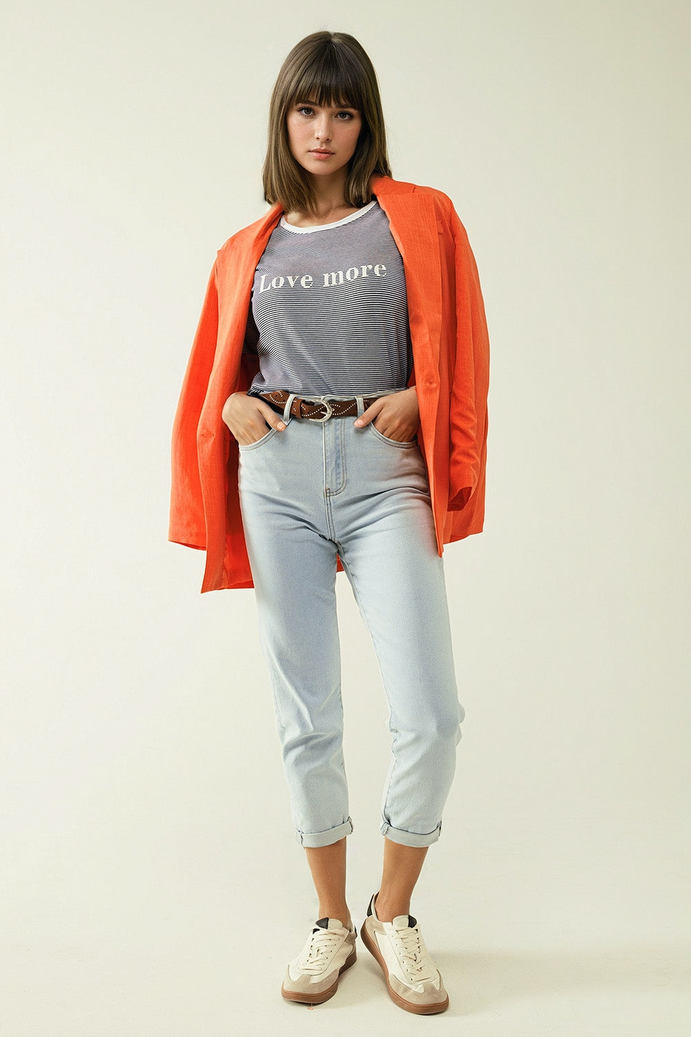 Straight light blue jean with hem and five pockets