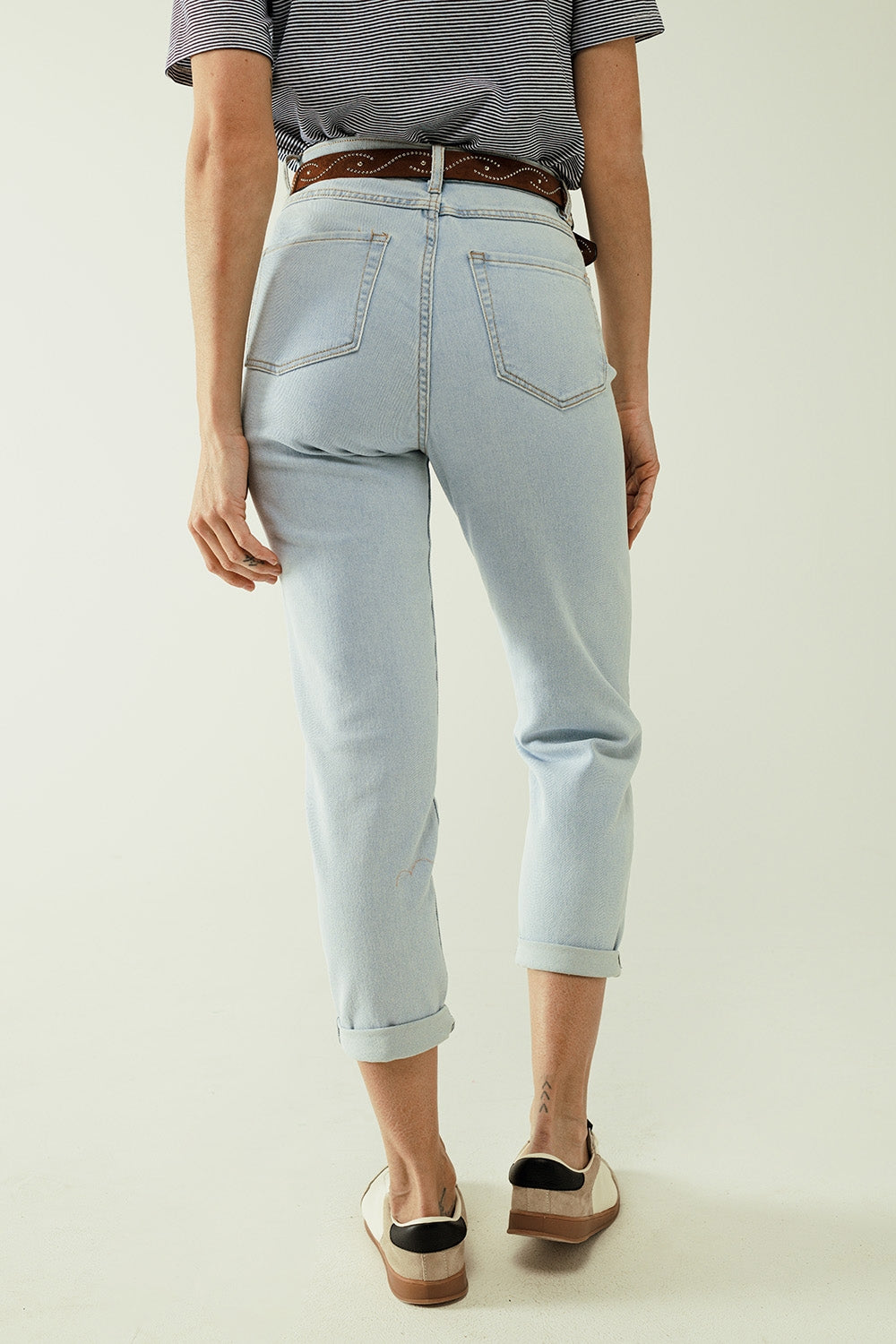 Straight light blue jean with hem and five pockets