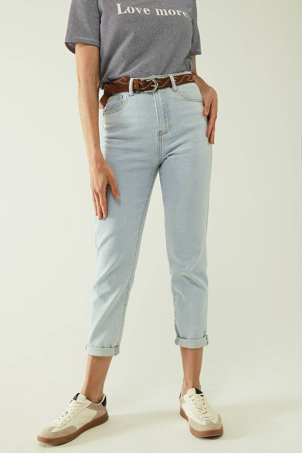 Straight light blue jean with hem and five pockets