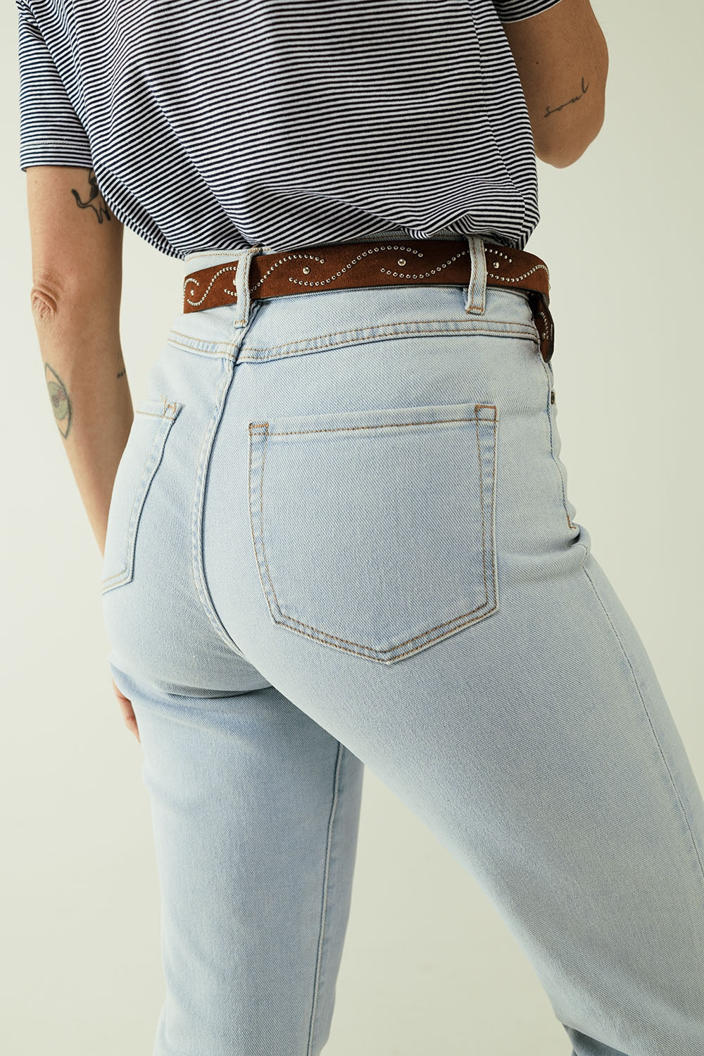 Straight light blue jean with hem and five pockets