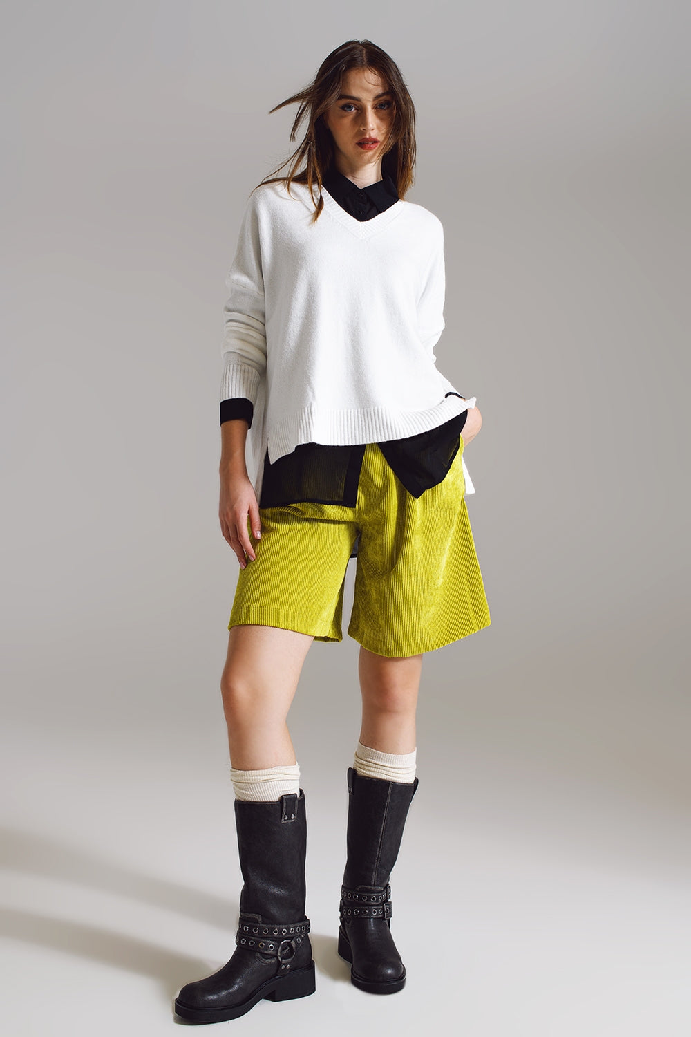 Sweater in white with V-neckline