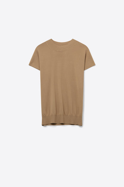 Q2 Camel turtleneck sweater with fitted short sleeves