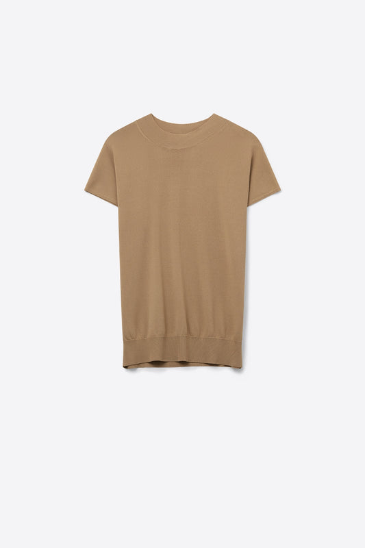 Q2 Camel turtleneck sweater with fitted short sleeves