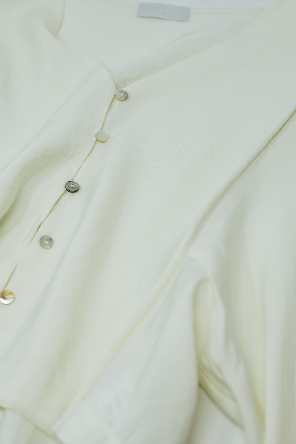 Cream blouse with balloon sleeves and frontal closure with buttons