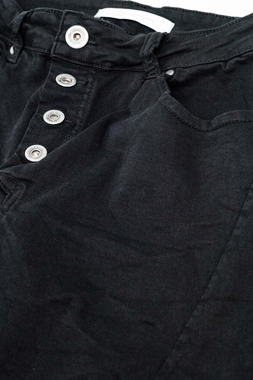 Exposed buttons skinny jeans in black