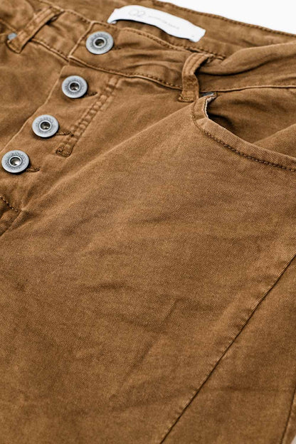 Exposed buttons skinny jeans in brown