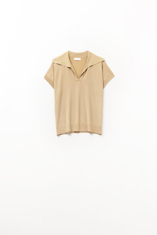 Q2 Fine Knit Polo-Style Short Sleeve Top in Camel