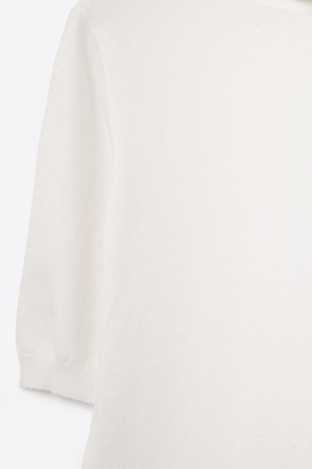 Fine knit sweater in white with a high neck and elbow-length sleeves