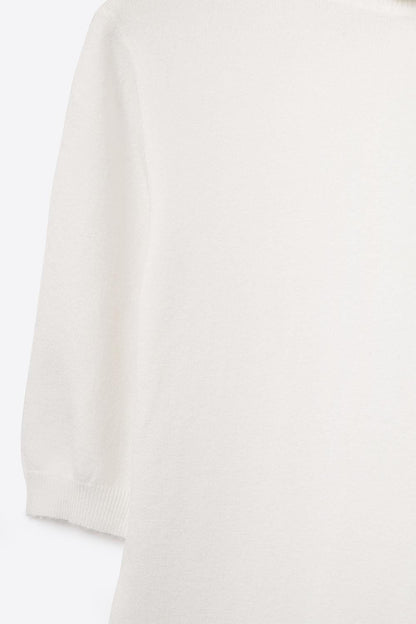 Fine knit sweater in white with a high neck and elbow-length sleeves