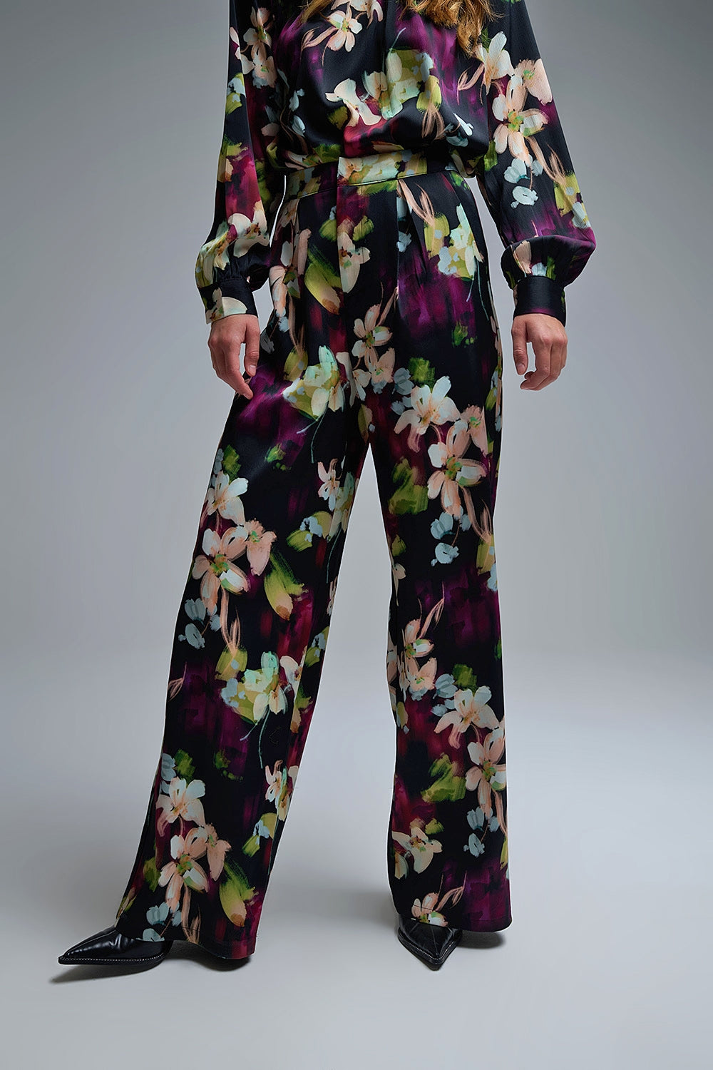 Floral-Print Flowing Pants in satin fabric with side pockets