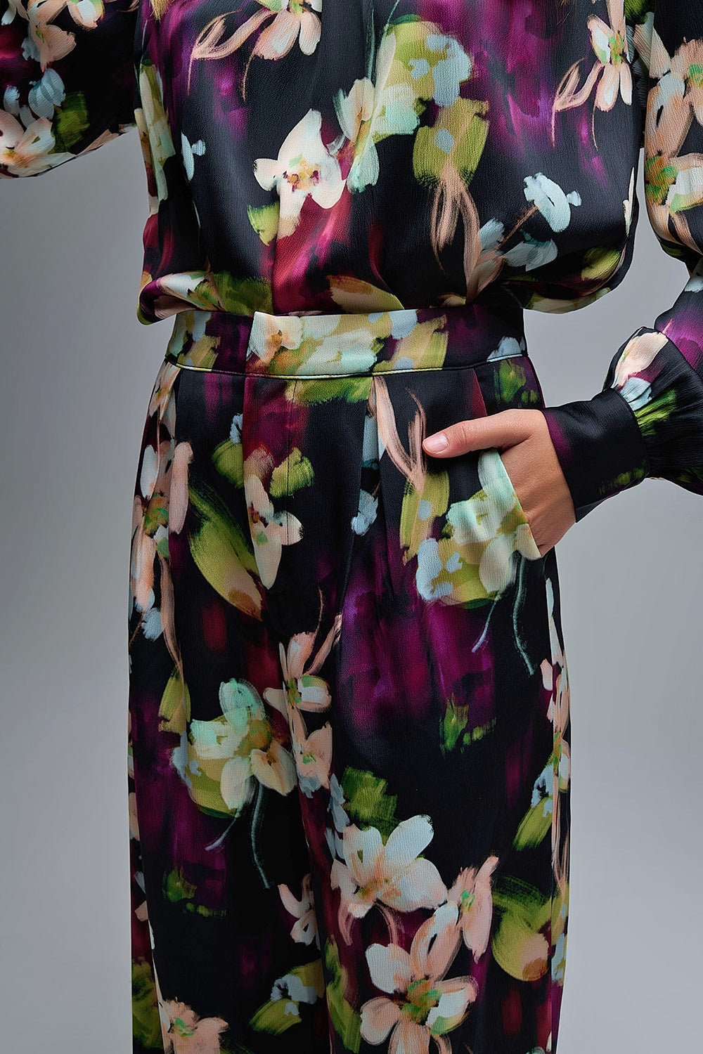 Floral-Print Flowing Pants in satin fabric with side pockets