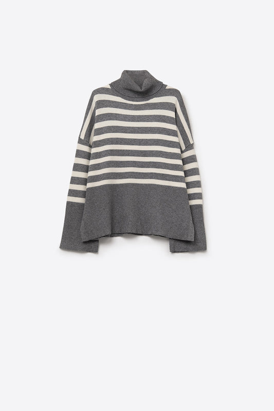 Q2 Gray oversized turtleneck sweater with white stripes and splits on the side
