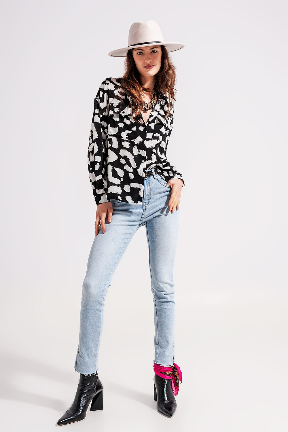 High waist jeans with slit hem in vintage wash