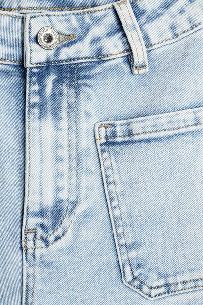 Light wash jeans with wide leg and pockets