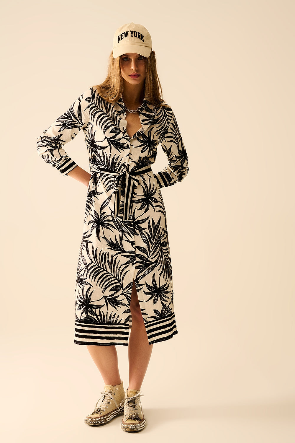 Q2 Long Sleeve Midi Dress In Tropical Motif in Black and White