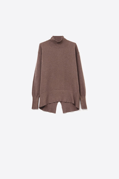 Q2 Loose brown sweater with open back detail