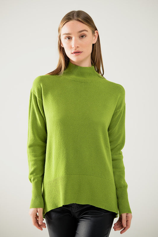 Q2 Loose green sweater with opening in the back