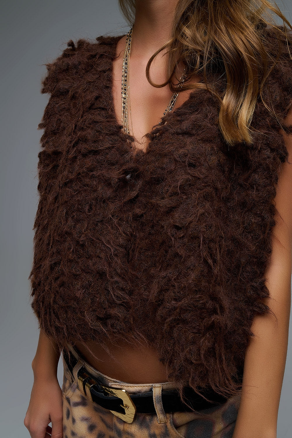 Luxurious vest with brown long-haired texture
