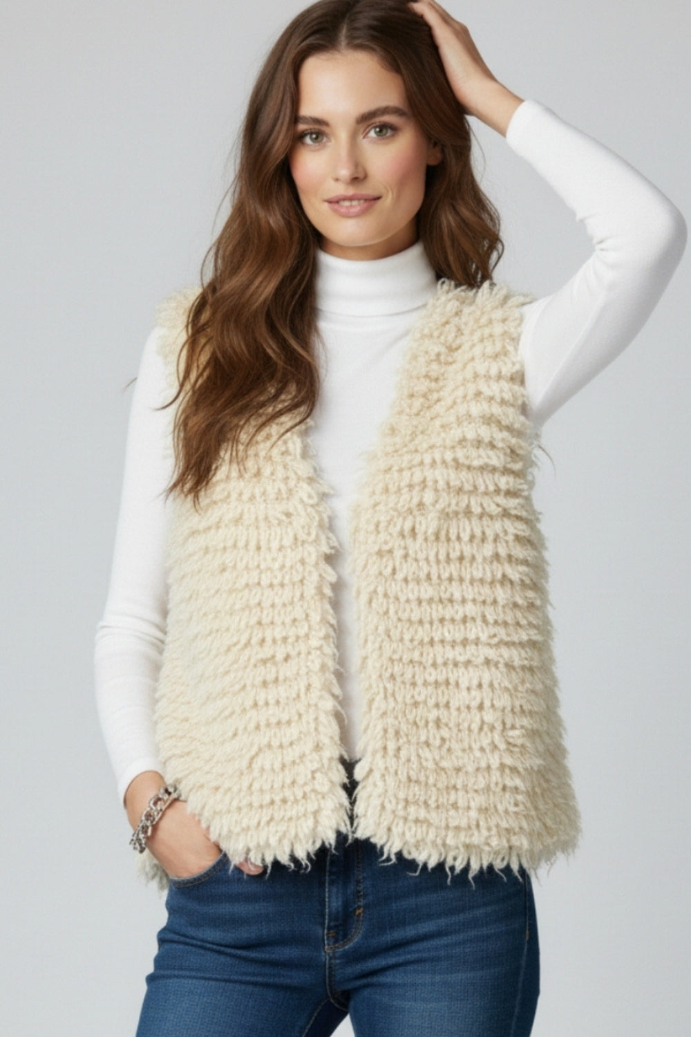 Luxurious vest with white long-haired texture