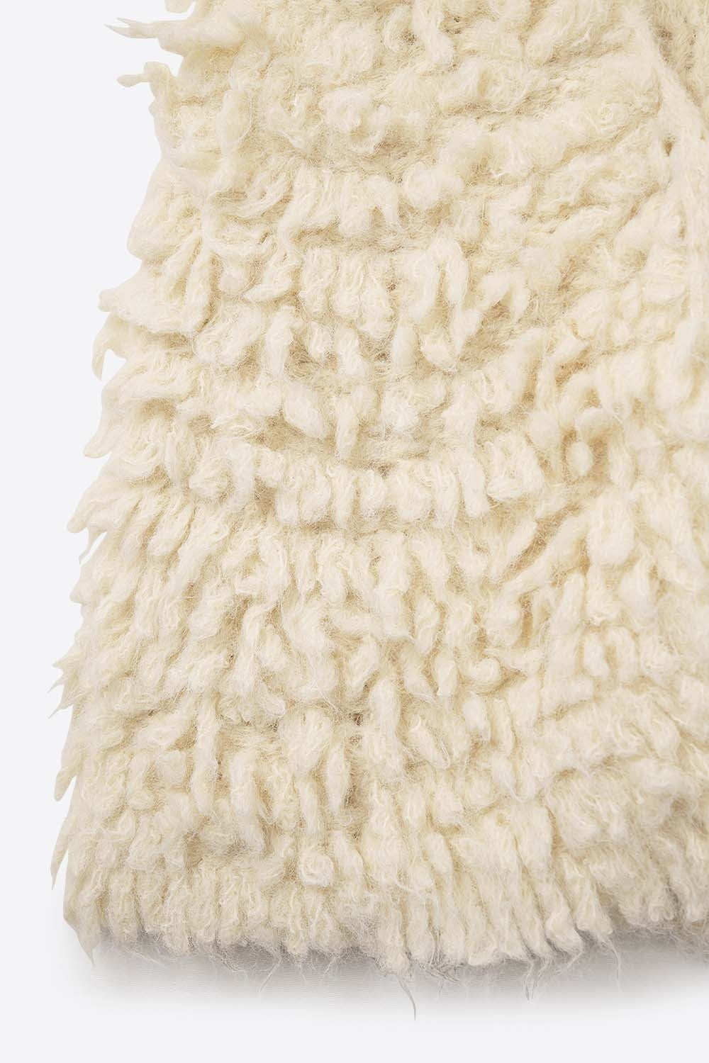 Luxurious vest with white long-haired texture