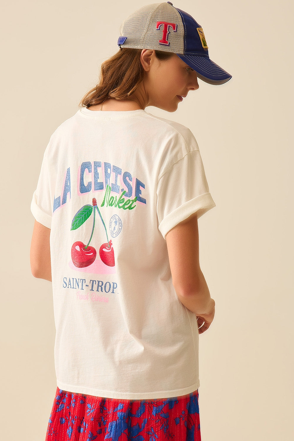 Q2 made in italy White T-shirt with La Cerise Market Saint-Tropez graphic