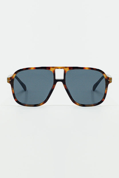 Q2 Oval Aviator Suglasses With Smoke Black Lens in Tortoise Shell