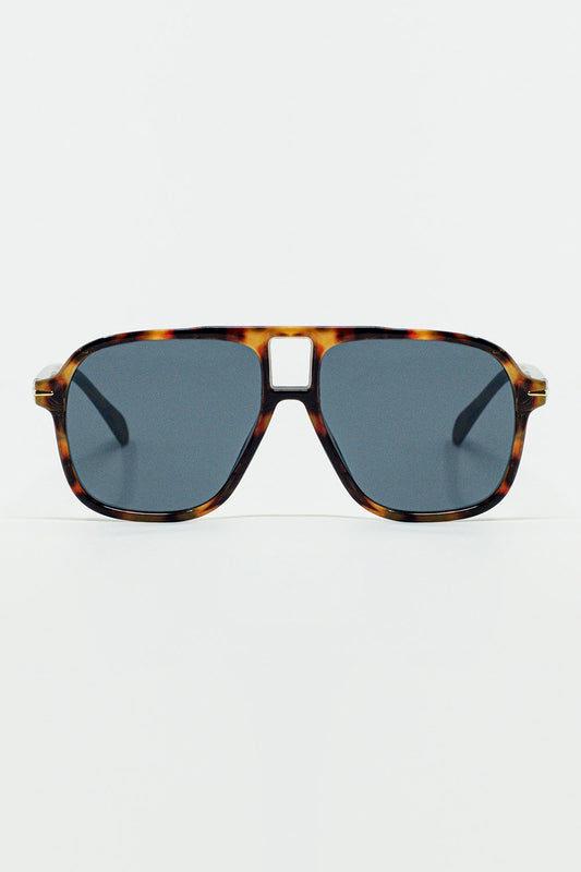 Q2 Oval Aviator Suglasses With Smoke Black Lens in Tortoise Shell