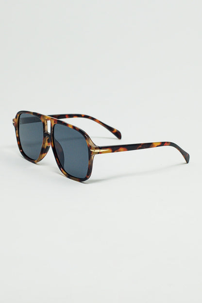 Oval Aviator Suglasses With Smoke Black Lens in Tortoise Shell