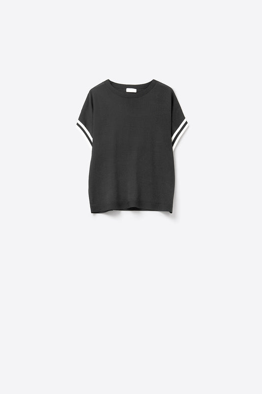 Q2 relaxed Sweater In Black with white contrast detail