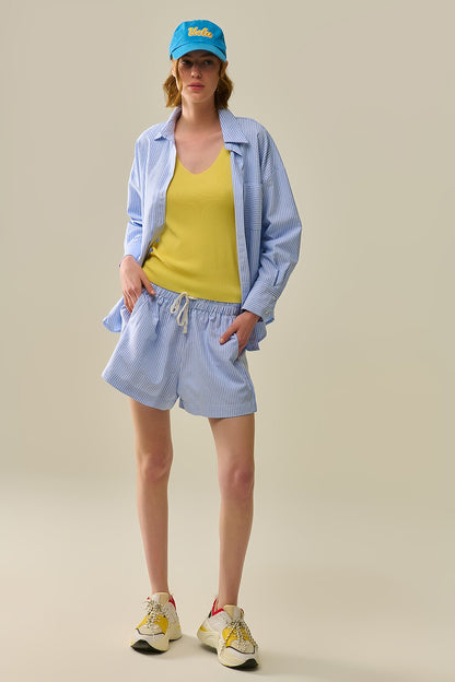 Short with stripes and strings in the waistband