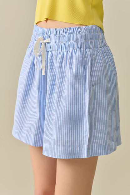 Short with stripes and strings in the waistband